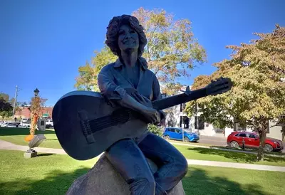 dolly parton statue